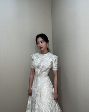 Lee Se-young Instagram - #2023mbc연기대상 자리에 있는 것만으로도 벅차고 감사한 순간이었습니다. 큰 상을 주셔서 몸 둘 바를 모르겠어요. 앞으로 더 열심히 하라고 주셨다 생각하고 노력하겠습니다. 열녀박씨계약결혼뎐의 식구들과 함께 보낼 수 있어서 더 뜻깊은 시간이었습니다. 끝까지 지켜봐 주세요!