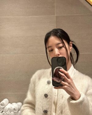 Lee Se-young Instagram - January photo dump🖤
