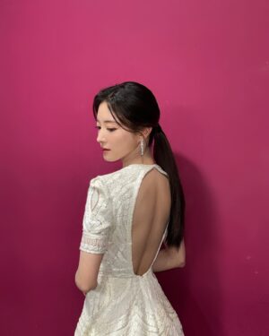 Lee Se-young Instagram - #2023mbc연기대상 자리에 있는 것만으로도 벅차고 감사한 순간이었습니다. 큰 상을 주셔서 몸 둘 바를 모르겠어요. 앞으로 더 열심히 하라고 주셨다 생각하고 노력하겠습니다. 열녀박씨계약결혼뎐의 식구들과 함께 보낼 수 있어서 더 뜻깊은 시간이었습니다. 끝까지 지켜봐 주세요!