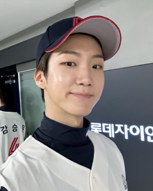 Lee Seung-hoon Instagram - 야구… 좋아하세요? #롯데자이언츠 ⚾️
