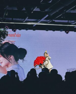 Lee Sun-bin Instagram - 2024.01.07 🎂 
축하 해주신 모든 분들 사랑해요 감사해요 미안해요 더 잘할게요..❤️
그리고 오늘 행복에 늪에 빠지게 해준 우리 해콩이들..❤️
아직도 여운이…
정말 다음번엔 더 제대로 준비할거야!!!!!😏
항상 감동이고 매번 볼 때 마다 많은 위로를 받는 것 같아요..🥹
슬로건 이벤트는.. 정말이지.. 왜 자꾸 매번 울리려 하는 거야…?
사랑해요 진심 담아서 고마워 울 해콩이들..😭 
잊지 않을게요.(근엄) 내 맘 알지!????😘

( TMI 그리고 내 칭구들은 나 빠른 안쳐줘서 한 살 어리게 인정 안해주더라.. 쩝..ㅋ 고맙다! ㅋ )