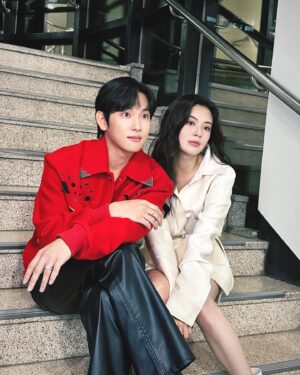 Lee Sun-bin Instagram - 병태랑 지영이랑 #악뮤의오날오밤 다녀왔슈❤️ 
오늘 #소년시대 마지막화 보구 오날오밤으로 넘어오셔유~❤️
크리스마스 선물로 노래 선물 드릴게유🎉
