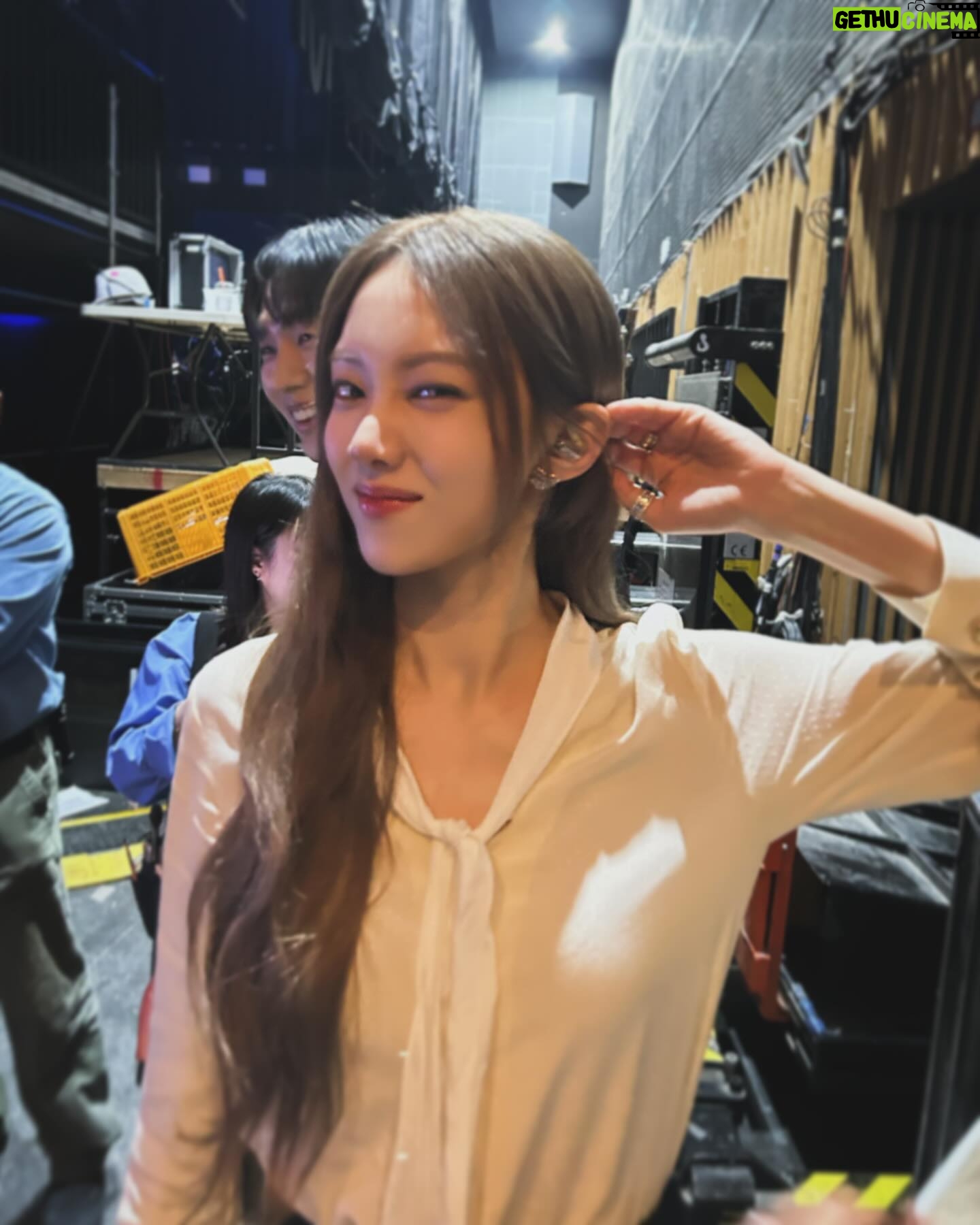 Lee Sung-kyoung Instagram - 우리자기들 만나러 엠카 갔는데, 무려 제 엠카데뷔라고 추카케이쿠풍선 꾸며준 환승연애팀🩵 너무나 사랑스럽게 환영해주신 엠카팀 너무 감사합니다🩵 무엇보다 엠카왔으니 해볼거 다 해보라고 투어도시켜주고, 초보 음방러 잘 도와주고, 좋은곡 부를 수 있게 해줘서 감쟈고구마 옹스리🩵 그리고.... 진짜진짜💖 낯선 방송국에 오전일찍부터 와서 소리도 크게 질러주고 나 잘 할 수 있게 도와준 우리 반짝이들 너무 고맙고 사랑해요🩵 바이블의 첫 엠카나들이 후기 끝!! #결론은엠카짱환연짱반짝이짱 #저엠카데뷔했대요ㅋㅋㅋ #엔딩포즈도했지뭐에요