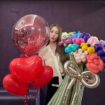 Lee Sung-kyoung Instagram - 우리자기들 만나러 엠카 갔는데, 무려 제 엠카데뷔라고 추카케이쿠풍선 꾸며준 환승연애팀🩵 너무나 사랑스럽게 환영해주신 엠카팀 너무 감사합니다🩵 무엇보다 엠카왔으니 해볼거 다 해보라고 투어도시켜주고, 초보 음방러 잘 도와주고, 좋은곡 부를 수 있게 해줘서 감쟈고구마 옹스리🩵 그리고.... 진짜진짜💖 낯선 방송국에 오전일찍부터 와서 소리도 크게 질러주고 나 잘 할 수 있게 도와준 우리 반짝이들 너무 고맙고 사랑해요🩵 바이블의 첫 엠카나들이 후기 끝!! #결론은엠카짱환연짱반짝이짱 #저엠카데뷔했대요ㅋㅋㅋ #엔딩포즈도했지뭐에요