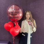 Lee Sung-kyoung Instagram - 우리자기들 만나러 엠카 갔는데, 무려 제 엠카데뷔라고 추카케이쿠풍선 꾸며준 환승연애팀🩵 너무나 사랑스럽게 환영해주신 엠카팀 너무 감사합니다🩵 무엇보다 엠카왔으니 해볼거 다 해보라고 투어도시켜주고, 초보 음방러 잘 도와주고, 좋은곡 부를 수 있게 해줘서 감쟈고구마 옹스리🩵 그리고.... 진짜진짜💖 낯선 방송국에 오전일찍부터 와서 소리도 크게 질러주고 나 잘 할 수 있게 도와준 우리 반짝이들 너무 고맙고 사랑해요🩵 바이블의 첫 엠카나들이 후기 끝!! #결론은엠카짱환연짱반짝이짱 #저엠카데뷔했대요ㅋㅋㅋ #엔딩포즈도했지뭐에요