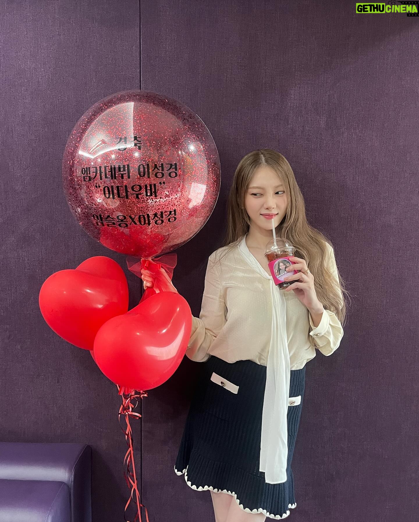 Lee Sung-kyoung Instagram - 우리자기들 만나러 엠카 갔는데, 무려 제 엠카데뷔라고 추카케이쿠풍선 꾸며준 환승연애팀🩵 너무나 사랑스럽게 환영해주신 엠카팀 너무 감사합니다🩵 무엇보다 엠카왔으니 해볼거 다 해보라고 투어도시켜주고, 초보 음방러 잘 도와주고, 좋은곡 부를 수 있게 해줘서 감쟈고구마 옹스리🩵 그리고.... 진짜진짜💖 낯선 방송국에 오전일찍부터 와서 소리도 크게 질러주고 나 잘 할 수 있게 도와준 우리 반짝이들 너무 고맙고 사랑해요🩵 바이블의 첫 엠카나들이 후기 끝!! #결론은엠카짱환연짱반짝이짱 #저엠카데뷔했대요ㅋㅋㅋ #엔딩포즈도했지뭐에요