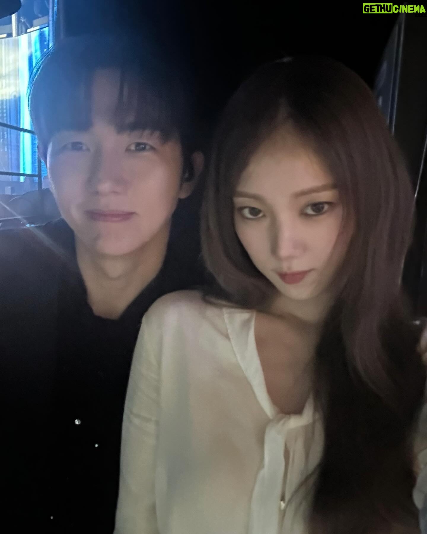Lee Sung-kyoung Instagram - 우리자기들 만나러 엠카 갔는데, 무려 제 엠카데뷔라고 추카케이쿠풍선 꾸며준 환승연애팀🩵 너무나 사랑스럽게 환영해주신 엠카팀 너무 감사합니다🩵 무엇보다 엠카왔으니 해볼거 다 해보라고 투어도시켜주고, 초보 음방러 잘 도와주고, 좋은곡 부를 수 있게 해줘서 감쟈고구마 옹스리🩵 그리고.... 진짜진짜💖 낯선 방송국에 오전일찍부터 와서 소리도 크게 질러주고 나 잘 할 수 있게 도와준 우리 반짝이들 너무 고맙고 사랑해요🩵 바이블의 첫 엠카나들이 후기 끝!! #결론은엠카짱환연짱반짝이짱 #저엠카데뷔했대요ㅋㅋㅋ #엔딩포즈도했지뭐에요