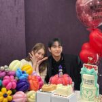 Lee Sung-kyoung Instagram - 우리자기들 만나러 엠카 갔는데, 무려 제 엠카데뷔라고 추카케이쿠풍선 꾸며준 환승연애팀🩵 너무나 사랑스럽게 환영해주신 엠카팀 너무 감사합니다🩵 무엇보다 엠카왔으니 해볼거 다 해보라고 투어도시켜주고, 초보 음방러 잘 도와주고, 좋은곡 부를 수 있게 해줘서 감쟈고구마 옹스리🩵 그리고.... 진짜진짜💖 낯선 방송국에 오전일찍부터 와서 소리도 크게 질러주고 나 잘 할 수 있게 도와준 우리 반짝이들 너무 고맙고 사랑해요🩵 바이블의 첫 엠카나들이 후기 끝!! #결론은엠카짱환연짱반짝이짱 #저엠카데뷔했대요ㅋㅋㅋ #엔딩포즈도했지뭐에요