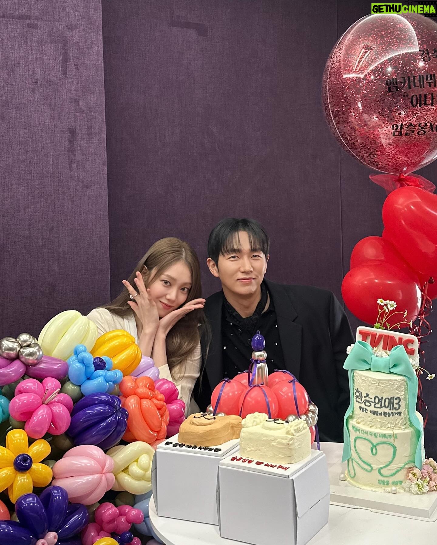 Lee Sung-kyoung Instagram - 우리자기들 만나러 엠카 갔는데, 무려 제 엠카데뷔라고 추카케이쿠풍선 꾸며준 환승연애팀🩵 너무나 사랑스럽게 환영해주신 엠카팀 너무 감사합니다🩵 무엇보다 엠카왔으니 해볼거 다 해보라고 투어도시켜주고, 초보 음방러 잘 도와주고, 좋은곡 부를 수 있게 해줘서 감쟈고구마 옹스리🩵 그리고.... 진짜진짜💖 낯선 방송국에 오전일찍부터 와서 소리도 크게 질러주고 나 잘 할 수 있게 도와준 우리 반짝이들 너무 고맙고 사랑해요🩵 바이블의 첫 엠카나들이 후기 끝!! #결론은엠카짱환연짱반짝이짱 #저엠카데뷔했대요ㅋㅋㅋ #엔딩포즈도했지뭐에요