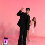 Lee Sung-kyoung Instagram - 우리자기들 만나러 엠카 갔는데, 무려 제 엠카데뷔라고 추카케이쿠풍선 꾸며준 환승연애팀🩵 너무나 사랑스럽게 환영해주신 엠카팀 너무 감사합니다🩵 무엇보다 엠카왔으니 해볼거 다 해보라고 투어도시켜주고, 초보 음방러 잘 도와주고, 좋은곡 부를 수 있게 해줘서 감쟈고구마 옹스리🩵 그리고.... 진짜진짜💖 낯선 방송국에 오전일찍부터 와서 소리도 크게 질러주고 나 잘 할 수 있게 도와준 우리 반짝이들 너무 고맙고 사랑해요🩵 바이블의 첫 엠카나들이 후기 끝!! #결론은엠카짱환연짱반짝이짱 #저엠카데뷔했대요ㅋㅋㅋ #엔딩포즈도했지뭐에요