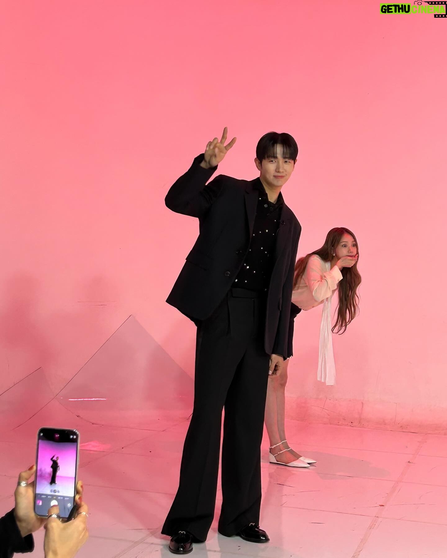 Lee Sung-kyoung Instagram - 우리자기들 만나러 엠카 갔는데, 무려 제 엠카데뷔라고 추카케이쿠풍선 꾸며준 환승연애팀🩵 너무나 사랑스럽게 환영해주신 엠카팀 너무 감사합니다🩵 무엇보다 엠카왔으니 해볼거 다 해보라고 투어도시켜주고, 초보 음방러 잘 도와주고, 좋은곡 부를 수 있게 해줘서 감쟈고구마 옹스리🩵 그리고.... 진짜진짜💖 낯선 방송국에 오전일찍부터 와서 소리도 크게 질러주고 나 잘 할 수 있게 도와준 우리 반짝이들 너무 고맙고 사랑해요🩵 바이블의 첫 엠카나들이 후기 끝!! #결론은엠카짱환연짱반짝이짱 #저엠카데뷔했대요ㅋㅋㅋ #엔딩포즈도했지뭐에요