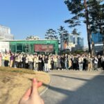 Lee Sung-kyoung Instagram - 우리자기들 만나러 엠카 갔는데, 무려 제 엠카데뷔라고 추카케이쿠풍선 꾸며준 환승연애팀🩵 너무나 사랑스럽게 환영해주신 엠카팀 너무 감사합니다🩵 무엇보다 엠카왔으니 해볼거 다 해보라고 투어도시켜주고, 초보 음방러 잘 도와주고, 좋은곡 부를 수 있게 해줘서 감쟈고구마 옹스리🩵 그리고.... 진짜진짜💖 낯선 방송국에 오전일찍부터 와서 소리도 크게 질러주고 나 잘 할 수 있게 도와준 우리 반짝이들 너무 고맙고 사랑해요🩵 바이블의 첫 엠카나들이 후기 끝!! #결론은엠카짱환연짱반짝이짱 #저엠카데뷔했대요ㅋㅋㅋ #엔딩포즈도했지뭐에요