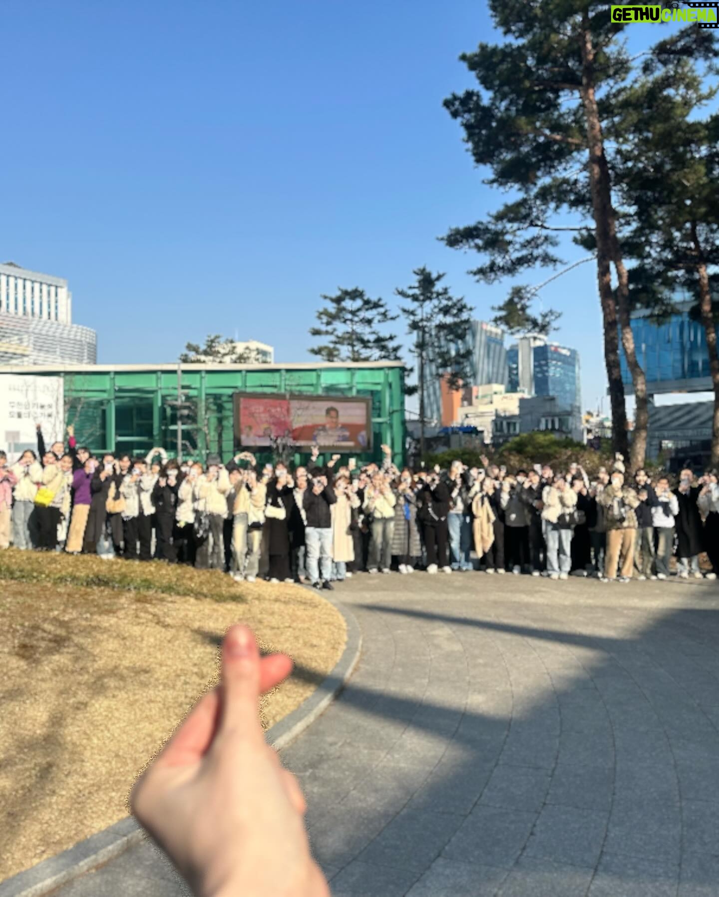 Lee Sung-kyoung Instagram - 우리자기들 만나러 엠카 갔는데, 무려 제 엠카데뷔라고 추카케이쿠풍선 꾸며준 환승연애팀🩵 너무나 사랑스럽게 환영해주신 엠카팀 너무 감사합니다🩵 무엇보다 엠카왔으니 해볼거 다 해보라고 투어도시켜주고, 초보 음방러 잘 도와주고, 좋은곡 부를 수 있게 해줘서 감쟈고구마 옹스리🩵 그리고.... 진짜진짜💖 낯선 방송국에 오전일찍부터 와서 소리도 크게 질러주고 나 잘 할 수 있게 도와준 우리 반짝이들 너무 고맙고 사랑해요🩵 바이블의 첫 엠카나들이 후기 끝!! #결론은엠카짱환연짱반짝이짱 #저엠카데뷔했대요ㅋㅋㅋ #엔딩포즈도했지뭐에요