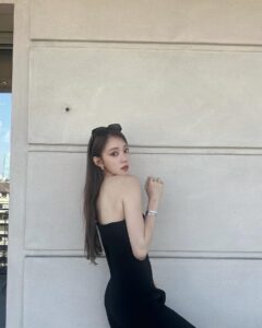 Lee Sung-kyoung Instagram - 🖤