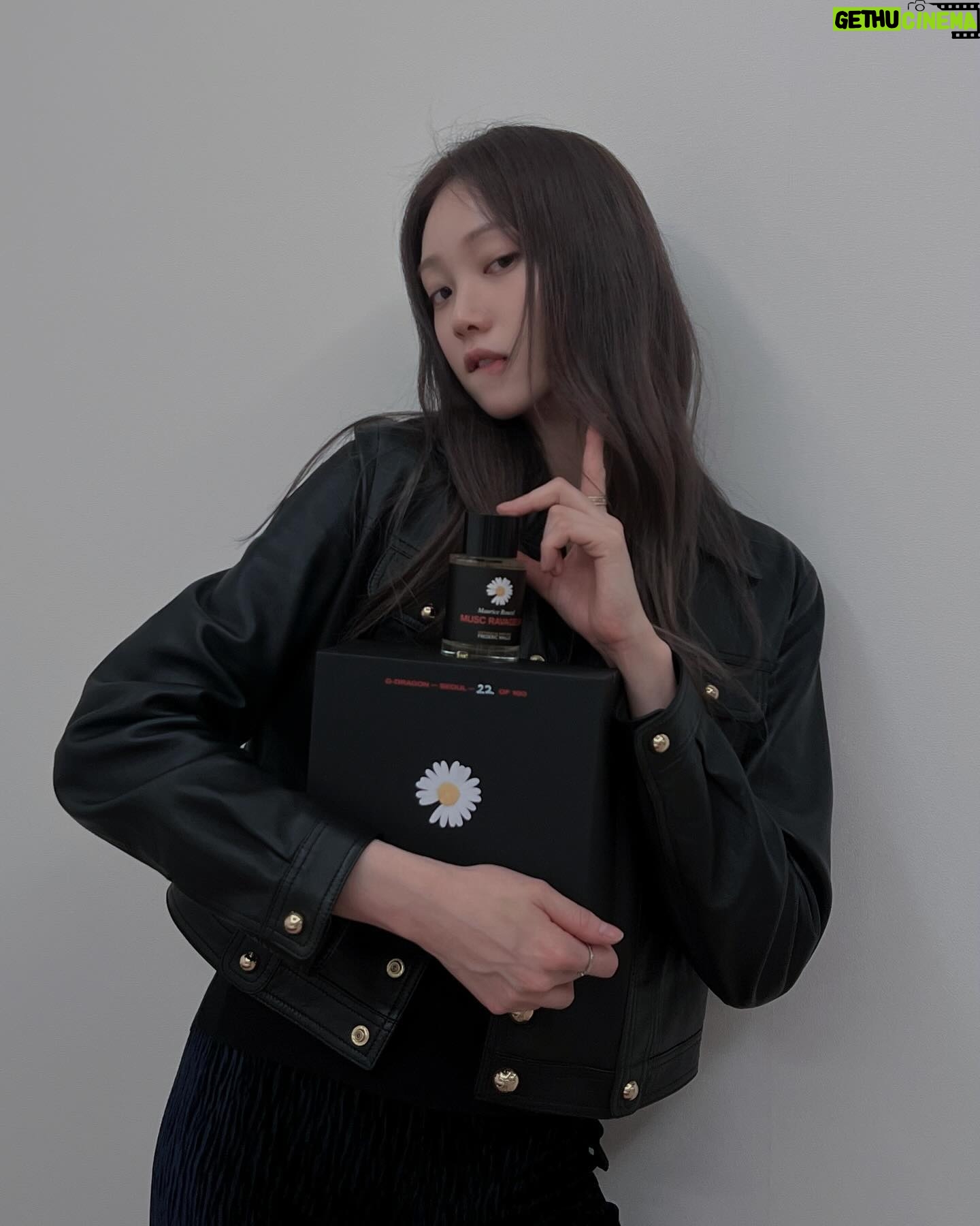 Lee Sung-kyoung Instagram - 저도 오빠처럼 훌륭한 사람이 되어서 이런 짱 멋진 선물을 하는 사람이 되겠습미다. 감쟈합니다. @xxxibgdrgn 쳬고👍🏻 만만세