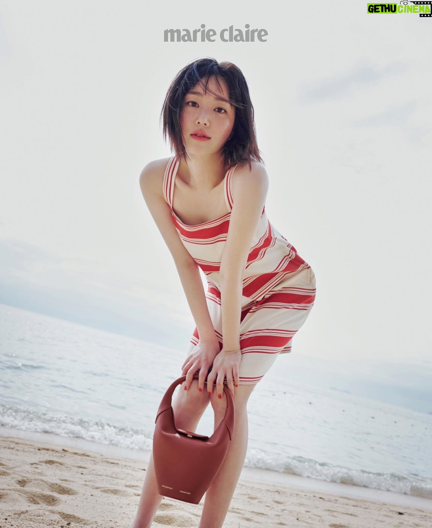 Lee Yu-bi Instagram - @marieclairekorea 📸 @jdzcity 💇🏻♀️ @dakyeomeee 💄 @sinyeong0907 👗 @hanstyle_s.h