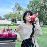 Lee Yu-bi Instagram - 이 땡모반 내가 다먹어따 🍉🍉🍉 예쁜 가방매구 촬영 🌈🖤