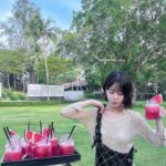 Lee Yu-bi Instagram - 이 땡모반 내가 다먹어따 🍉🍉🍉 예쁜 가방매구 촬영 🌈🖤