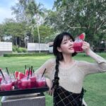 Lee Yu-bi Instagram - 이 땡모반 내가 다먹어따 🍉🍉🍉 예쁜 가방매구 촬영 🌈🖤