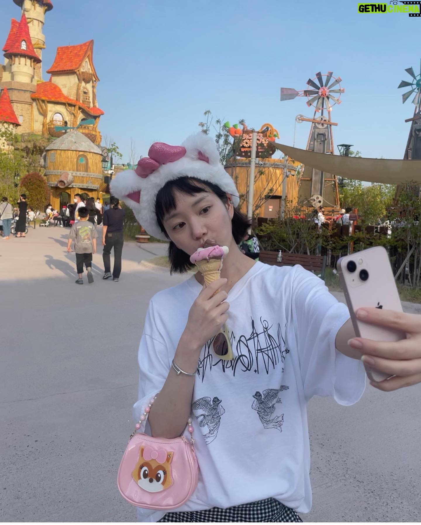 Lee Yu-bi Instagram - 안녕2022 🙈💕🦄🌈🍬🎀 💜🍒💫🌠 넘나 행복한 한 해가 될 것만 같은 예감..✨