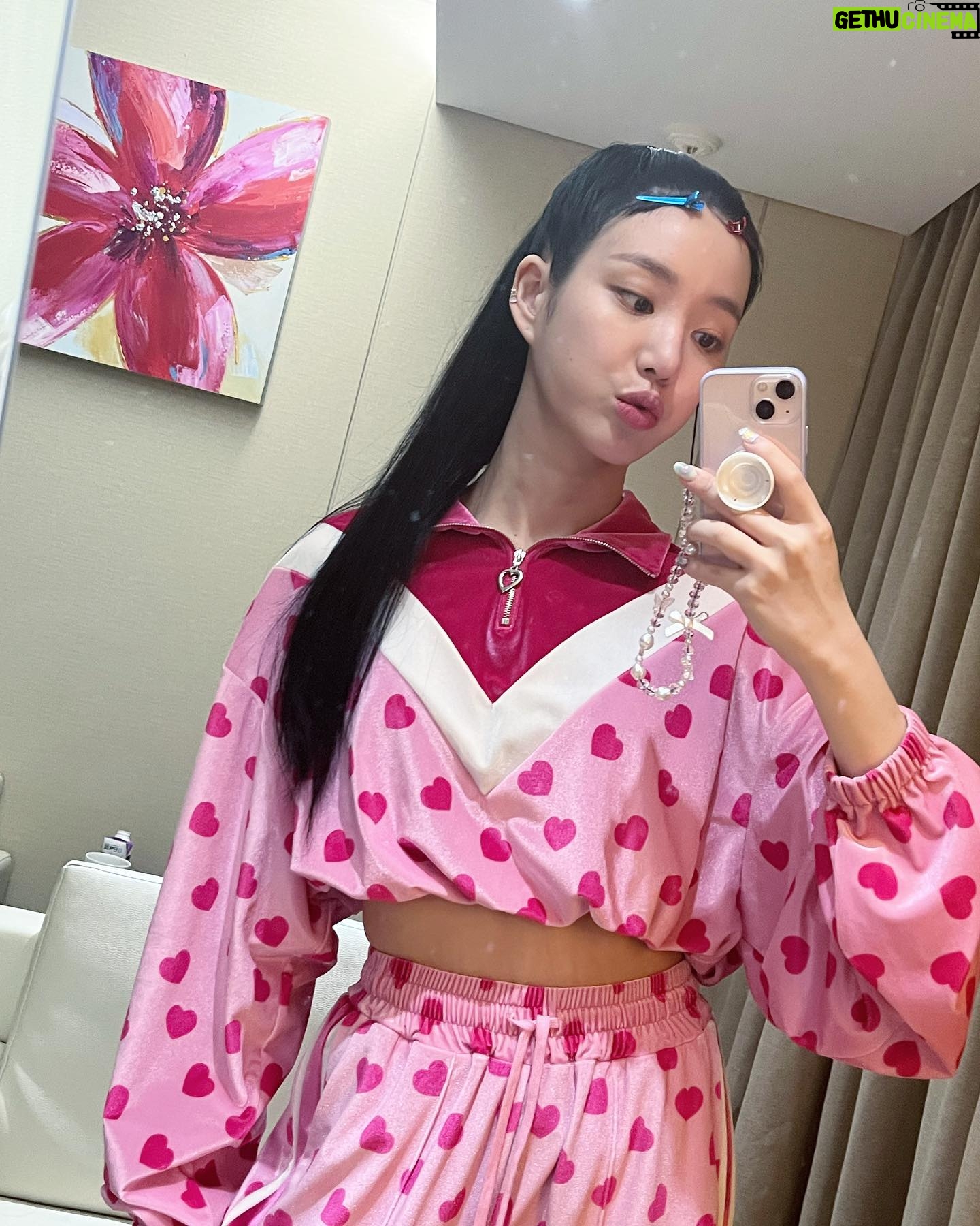 Lee Yu-bi Instagram - 안녕2022 🙈💕🦄🌈🍬🎀 💜🍒💫🌠 넘나 행복한 한 해가 될 것만 같은 예감..✨