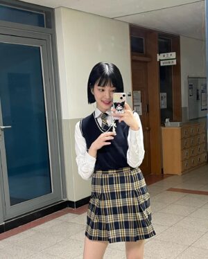 Lee Yu-bi Instagram - 맛난거 많이많이 드셨나요옹😲 
오늘은 모네가 온갖 방법으로 슈퍼탑스타가 되는날입니다.. 🎬 휴우…🤦🏻‍♀️ㅋㅋㅋㅋ 많이많이 봐쥬세요 🖤💕
#7인의탈출 #모네야그만