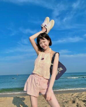 Lee Yu-bi Instagram - Tommy girl in Tommy shoes💕
.
.

#광고 #타미힐피거 #타미슈즈 #타미뮬 #뮬스니커즈 #tommyhilfiger #tommyshoes