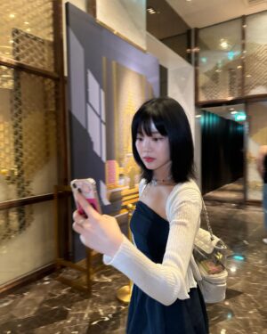 Lee Yu-bi Instagram - I can keep all your secrets in ma pocket locket💕🎀💘