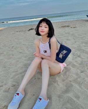 Lee Yu-bi Instagram - Tommy girl in Tommy shoes💕
.
.

#광고 #타미힐피거 #타미슈즈 #타미뮬 #뮬스니커즈 #tommyhilfiger #tommyshoes