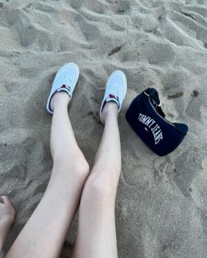 Lee Yu-bi Instagram - Tommy girl in Tommy shoes💕
.
.

#광고 #타미힐피거 #타미슈즈 #타미뮬 #뮬스니커즈 #tommyhilfiger #tommyshoes