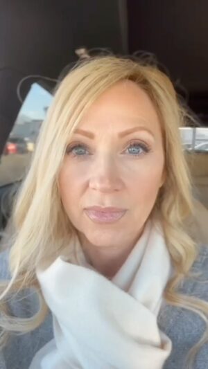 Leigh-Allyn Baker Instagram - Remember when a family that I didn’t know bought my family of 6 breakfast @crackerbarrel ? I do!  Time to pay it forward!

Now get out there and buy somebody breakfast!!! 💕🙌🏻⛄️

#randomactsofkindness #buyabreakfast #buybreakfastchallenge #payitforward