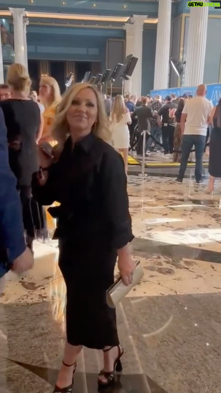 Leigh-Allyn Baker Instagram - Had the best time with some great friends seeing an INCREDIBLE MOVIE!!! Please run to see #unsungheromovie You’ll be amazed at what a mother’s love can do! Unless you’re a mom… then you know! 😉 Congratulations to everyone involved in this movie! It’s so beautiful in every way! #movies #faith #forkingandcountry