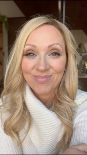 Leigh-Allyn Baker Instagram - Need a movie night with the family? Watch @theshiftfilm December 1 in theaters! Click the link my bio for showtimes and enter SHIFT10 to get 10 % off. #studiopartner #BABAM

#movienight #leighallynbaker #theshift #angelstudios #christianmovies