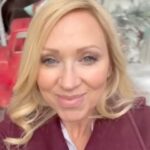 Leigh-Allyn Baker Instagram - If you wanna see a funny mash up of It’s a Wonderful Life and the greatest story ever told… Check out #bringingbackchristmas #christmas #christmasmovies #tistheseason #goodluckcharlie #leighallynbaker