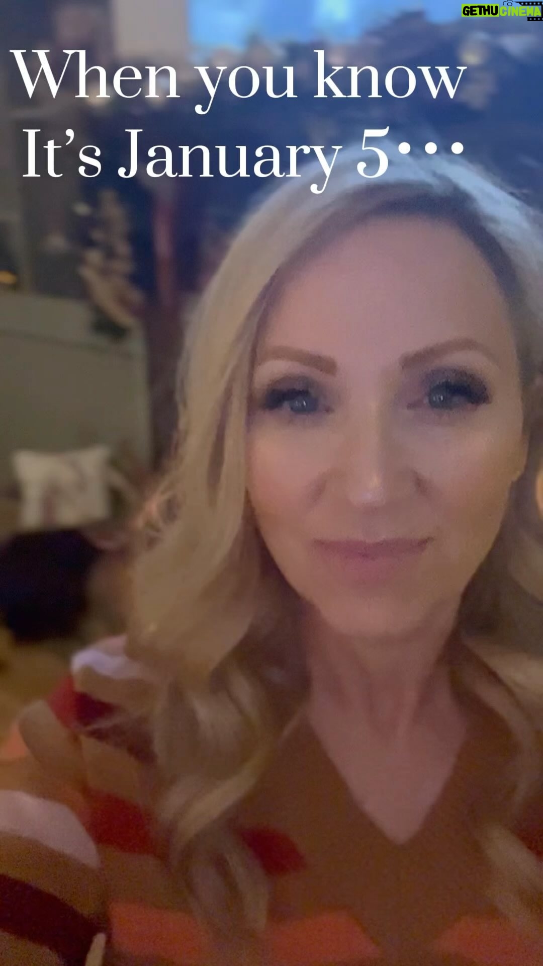 Leigh-Allyn Baker Instagram - Anyone else get bummed about taking down the sparkles and lights? Yes, on the outside of my house we are masquerading as normal people. But inside… we’ve still got the joy of Christmas on full blast!💥 When do you de-decorate? #leighallynbaker #decorate #christmasdecor #newyear #lights #cozy #home