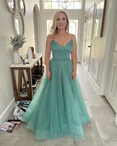 Leigh-Allyn Baker Instagram - This is how you feel like a princess without draining the tax paying citizen for a bogus #coronation. Headed to the #internationalChristianFilmFestival. #ICFF #princessdiaries #BringingBackChristmas #faithinfilm #glamourformals