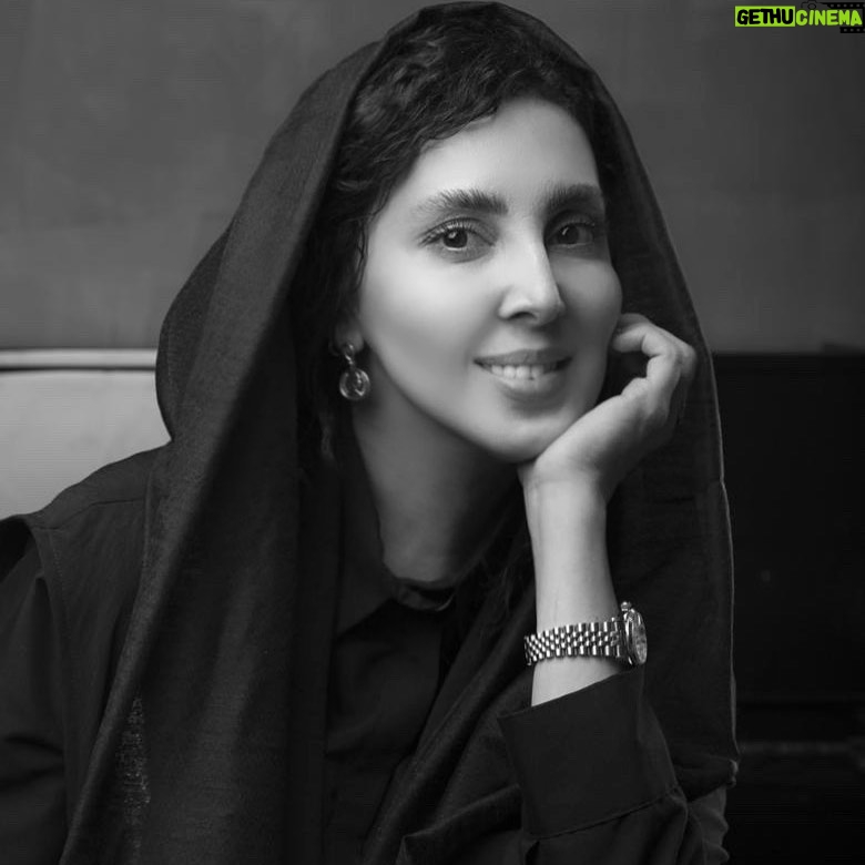 Leila Bolukat - 37.1K Likes - تنها راهی که میشود يک زندگی بهتر داشت این است که رشد کنیم؛
تنها راهی که میشود رشد کرد این است که تغییر کنیم؛
تنها راهی که میشود تغییر کرد این است که چیزهای جدید یاد بگیریم...
#لیلا_بلوکات #منتظر_روزهای_خوب #به_امید_روزهای_خوب