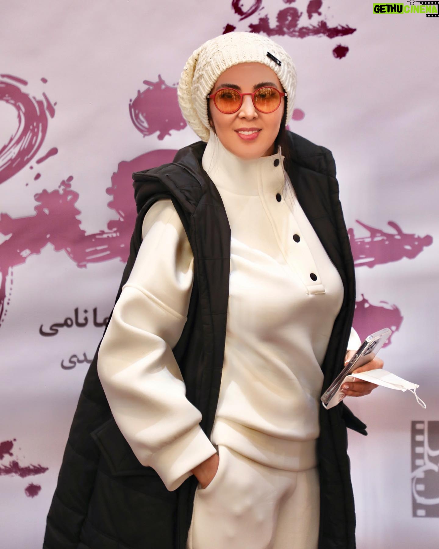 Leila Bolukat Instagram - برای همتون اون لحظه ای رو ارزو میکنم که ناامید و یأس تمام وجودتونو گرفته و یه تصمیم خیلی جدی برای تغییرهمه چی میگیرید...🙏 #لیلا_بلوکات #اکران_خصوصی #فیلم_کوتاه_ببینیم #بنفش #راما_نامی #آوا_فیاض