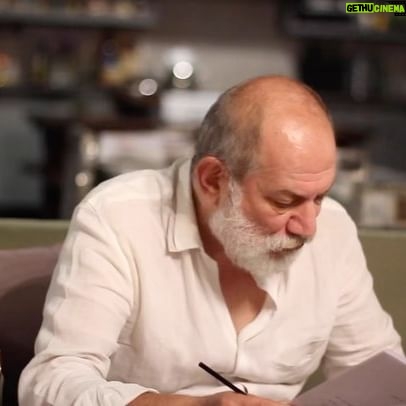 Leila Bolukat Instagram - رونمایی از تیزر «اولئانا» ساخت تیزر: حسین خدارتی دراماتورژ و کارگردان: مهتا محدث مترجم: معین محبعلیان نقشخوانان: آتیلا پسیانی، لیلا بلوکات به زودی در سالن شهرزاد @attilapessyani @leilabolukat @mahta.mohaddes @hossein_khedarati