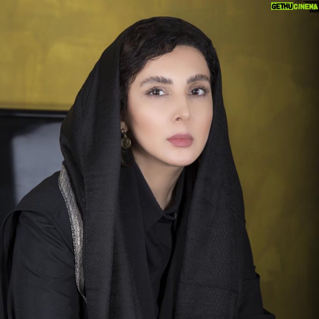 Leila Bolukat - 48.7K Likes - داشتم فكر ميكردم به
همين روزهايم در سال قبل
اينكه براى چه چيزها دلم بيقرار بود و حالا نسبت به آنها بى تفاوتم!..
ميدانيد چه ميخواهم بگويم؟
ميخواهم بگويم زياد
از غصه ى امــروز دلتان نگيرد،
شايد يك سال ديگر
يادآورى اش برايتان خنده دار باشد!
#لیلا_بلوکات#دلنوشته#خدایا_شکرت_که_هستی_و_برایمان_خدایی_میکنی