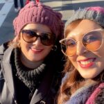 Leila Bolukat Instagram – مادرهای ما از نسل مادرهایی هستند که تخت دونفره نداشتن اما شب سرشون رو با شریک زندگیشون ،روی یک متکا میذاشتن….عاشقانه هاشون رو جااااار نمیزدن …..مادرهای ما از نسل مادرهایی هستند  که به  قناعت وقانع بودن افتخار میکردند …….مادرهای ما یک میز پر از عطر ولاک و سرخاب وماتیک نداشتن اما بعد از حمام لپهاشون گل می انداخت و لباسهاشون بوی عطرِحنا و گلاب میداد ………..مادرهای ما با کم وزیادِ زندگی ساختن و دَم نزدن …صبور بودن…
کیک تولدو کادو ولنتاین وسالگرد ازدواج نداشتن اما خنده هاشون عمیق واز ته دل بود …….
مادرهای ما هود و ماکروفرو ظرفشویی نداشتن اما خونه هاشون همیشه بوی تمیزی میداد …..عطر ِغذاشون تا سر کوچه میومد …..سبزی و نون تازشون همیشه تو سفره بود …..شیشه های ترشیشون روی طاقچه چیده بود ….
نگران مانیکور پدیکور ناخنهاشون نبودند با دستهاشون کتلت درست میکردند اونقدر خوشمزه که انگشتامون رو هم باهاش میخوردیم ……
مادرهای ما واقعی بودند ……
زنده هاشون موندگار
 و رفته هاشون بهشتی 
به افتخار تمام مادرا❤🌸❤🌸❤🌸روز زن و روز مادر بر همه ما مبارک.
پ.ن:آلبومی در کنار مادر جان 🥰
#لیلا_بلوکات #مادرم_دوستت_دارم #روز_عشق #مادرانه_دخترانه