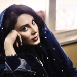 Leila Bolukat Instagram - وقتی کسی را میخواهید شعورش را شخصیتش را انسانیتش را به بهای ثابت کردن علاقه‌اش نشانه نگیرید همین که کنار شماست همین که می‌گوید با شما آرام است، کافیست عشق به لطافت یک پروانه است زیاد در دستت بفشاری میمیرد. #لیلا_بلوکات #سواد_عاطفی#مهربانی_را_تکثیر_کنیم