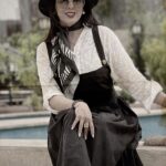 Leila Bolukat Instagram - به گمانم بزرگترین دارایی ِ زندگی ِ آدمیزاد، همین انسانهای اطرافش، همین کسانی که برایت پیغام می گذارند که اعلام می کنند حواس شان به تو هست .. همین کسانی که با دو سه خط پیغام نشان می دهند چقدر دل شان پی ِ تو، دل ِ تو و درد ِ توست ... که چقدر خوب تو را می خوانند همین افرادی که پیگیرند... که نباشی دلگیرند... همین آدم هایی که دلتنگ ات می شوند و بی مقدمه برایت می نویسند وقت هایی دو سه خط شعر می فرستند که بدانی خودت... وجودت... خوب بودن حال و احوالت برای کسی مهم است... ... وقت هایی هست که می فهمی حتی اگر دلت پُر درد است، باید بخندی و شاد باشی، تا آدم هایی که دوستت دارند را، غمگین نکنی... خواستم بگویم که چقدر این دارایی های زندگی ام، این انسانها، برایم پُر ارزش ند... که چقدر خوب است داریمشان ... درود