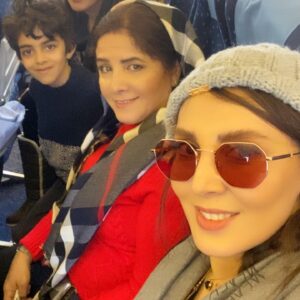 Leila Bolukat Instagram - مادرهای ما از نسل مادرهایی هستند که تخت دونفره نداشتن اما شب سرشون رو با شریک زندگیشون ،روی یک متکا میذاشتن....عاشقانه هاشون رو جااااار نمیزدن .....مادرهای ما از نسل مادرهایی هستند  که به  قناعت وقانع بودن افتخار میکردند .......مادرهای ما یک میز پر از عطر ولاک و سرخاب وماتیک نداشتن اما بعد از حمام لپهاشون گل می انداخت و لباسهاشون بوی عطرِحنا و گلاب میداد ...........مادرهای ما با کم وزیادِ زندگی ساختن و دَم نزدن ...صبور بودن...
کیک تولدو کادو ولنتاین وسالگرد ازدواج نداشتن اما خنده هاشون عمیق واز ته دل بود .......
مادرهای ما هود و ماکروفرو ظرفشویی نداشتن اما خونه هاشون همیشه بوی تمیزی میداد .....عطر ِغذاشون تا سر کوچه میومد .....سبزی و نون تازشون همیشه تو سفره بود .....شیشه های ترشیشون روی طاقچه چیده بود ....
نگران مانیکور پدیکور ناخنهاشون نبودند با دستهاشون کتلت درست میکردند اونقدر خوشمزه که انگشتامون رو هم باهاش میخوردیم ......
مادرهای ما واقعی بودند ......
زنده هاشون موندگار
 و رفته هاشون بهشتی 
به افتخار تمام مادرا❤🌸❤🌸❤🌸روز زن و روز مادر بر همه ما مبارک.
پ.ن:آلبومی در کنار مادر جان 🥰
#لیلا_بلوکات #مادرم_دوستت_دارم #روز_عشق #مادرانه_دخترانه