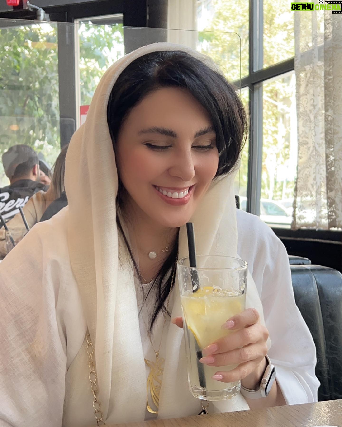 Leila Bolukat Instagram - یک روز از همین روزها بلندتر خواهیم خندید... و زندگی را جورِ دیگر زندگی خواهیم کرد #لیلا_بلوکات #زندگی_شاد #خندیدن #روزمرگی #زندگی_زیباست_اگر_زیبا_زندگی_کنیم
