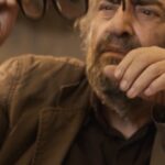 Leila Bolukat Instagram - آنونس «مستند سينماي ايران» رونمايي شد/ آغاز فيلمبرداري در فصل جديد . اولين آنونس تريلوژي «مستند سينماي ايران» به كارگرداني بهزاد اقطاعى و تهيه‌كنندگى مشترك دكتر سعيد دادگر و ليلا بلوكات، همزمان با آغاز مجدد فيلمبرداري اين اثر رونمايي شد. . به گزارش روابط عمومي پروژه، آنونس فيلم «مستند سينماي ايران» به كارگرداني بهزاد اقطاعى و تهيه‌كنندگى مشترك دكتر سعيد دادگر و ليلا بلوكات كه فيلمبرداري آن از سه سال قبل آغاز شده و يكسال قبل به دليل پاندمي كرونا متوقف شده بود، رونمايي شد و گروه اين روزها مشغول ادامه فيلمبرداري هستند. . اين مستند تلاش مي‌كند چراغ راهي براي سينماگران و علاقه‌‌مندان به فعاليت در اين حرفه باشد و هنرمندان رشته‌هاي مختلف سينما با قرار گرفتن مقابل دوربين، تجربيات ارزشمند خود را در سه سرفصل با مخاطبان در ميان گذاشتند و نتيجه اين تلاش، سه فيلم مستقل است كه در هر كدام سينماگران راهكارهايى عملي براي پيشرفت و موفقيت در اين حرفه ارائه داده‌اند. . اسامي هنرمندان، منتقدان و چهره‌هاي برجسته‌اي كه در اين اثر حضور دارند، به ترتيب حروف الفبا عبارت است از؛ بهمن اردلان، داريوش اسدزاده، همايون اسعديان، سيروس الوند، فرهاد آئيش، بهرام بهرامیان، کامبوزیا پرتوی، کیومرث پوراحمد، هانیه توسلی، حسن توکل نیا، وحید جلیلوند، نیما حسنی نسب، ملک جهان خرائی، علیرضا خمسه، ابوالحسن داوودی، پوران درخشنده، بهرام دهقانی، خسرو دهقان، کامبیز دیرباز، رضا رویگری، علیرضا زرین دست، جمال ساداتیان، محمد علی سجادی، فرید سجادی حسینی، علی سرتیپی، منوچهر شاهسواری، میکائیل شهرستانی، سروش صحت، جواد طوسی، امیر عابدی، محمد حسین فرح بخش، پیمان قاسم خانی، مهتاب کرامتی، محمد علی کشاورز، رضا کیانیان، نظام الدین کیایی، مسعود کیمیایی، هوشنگ گلمکانی، فاطمه گودرزی، بهروز معاونیان، خسرو معصومی، جلال الدین معیریان، فرزاد موتمن، مستانه مهاجر، مازیار میری، علی نصیریان، افشین هاشمی و کارن همایونفر سینماگرانی هستند كه تا کنون جلوی دوربين قرار گرفته اند که متاسفانه تعدادی از این هنرمندان دیگر در بین ما نیستند. . ديگر عوامل اين فیلم عبارتند از: فيلمبردار: محمد فروغى، با تشکر از سهیل نوروزی، صدابردار: ساسان كريمي، عكاس: پيمان گرزم، روناك دوستى، تدوين: سعيد خدارضايی_، مدیر توليد: فرشته قاسمی, دستيار تهيه: عاطفه عزيزى @behzadaghtaee @sasankarimi.sk saeed_khodarezaei @peyman_garzam @ronak_dousty @mohamad_foroghy @leylaparvaz لیلا_بلوکات #مستند_سینمای_ایران#
