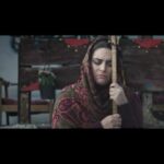 Leila Bolukat Instagram - . صدای نازنین دخترمون هانا کامکار بر پایه به لالایی کٌردی👍🌹 تیزر فیلم «آوا» به نویسندگی و کارگردانی ساسان کریمی و تهیه‌کنندگی مشترک سعید دادگر و لیلا بلوکات . به گزارش روابط عمومی پروژه؛ فیلم «آوا» به نویسندگی و کارگردانی ساسان کریمی و تهیه‌کنندگی مشترک سعید دادگر و لیلا بلوکات پس از پایان مراحل فنی آماده پخش بین المللی شد. . هانا کامکار ، محمود نظر علیان، سهی بانو ذوالقدر، مهسا اقبالی، آرام یوسفی نیا، با حضور فرزانه نشاط خواه، رابعه مدنی و مصطفی پروین و با حضور افتخاری بیژن کامکار در این فیلم نقش‌آفرینی کرده‌اند. . سایر عوامل این فیلم عبارتند: نریشن: میکائیل شهرستانی، تدوین: مستانه مهاجر، مدیر فیلمبرداری: مهدی قیصری، ساخت تیزر و موشن: مسعود فرجام، صداگذاری و میکس: شاهین خاکپور، مشاور صدا: محمد رضا دلپاک، صدابردار: امیر عاشق حسینی، آهنگساز: نیما عظیمی‌نژاد، طراح صحنه و لباس: آذر کتابی، مدیر تولید: علی شیر محمدی، طراح گریم: الهام صالحی، برنامه ریز: رحیم روزی جوی، دستیار اول کارگردان و طراح جلوه های ویژه: آرش آقابیک، اصلاح رنگ: مانا محمد طاهر ( شرکت پیشگامان سینمای آریا)، پخش بین‌الملل : لیلا پرواز، طراح و اجرای خطاطی صحنه: مصطفی پروین، عکاس: امیر حقبر، صبا قاسمی طراح پوستر: وحید عبدالحسینی، باتشکر از: پانته‌آ فارسیجانی،مونا فلاحی،سعیده دلیریان و ملودی اسماعیلی،مجتبی حاجعلی #لیلا_بلوکات #فیلم_آوا #موسیقی_اصیل