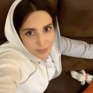 Leila Bolukat Instagram - یکی از شجاعانه‌ترین تصمیم‌ها، 
رها کردن آن چیزیست که به روان شما آسیب میرساند..! #لیلا_بلوکات #روزمرگیهای_من #قرنطینه_خانگی #حواسمون_به_همدیگه_باشه