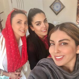Leila Bolukat Instagram - مربیگری شغل یا کار نیست

و یک نوع عشق و احساس است

مربی ورزش بودن یعنی تعهد بی قید و شرط

یعنی استخوان لای زخم

همیشه در تب و تاب و تشویش

تو با پوست و گوشت و استخوان مربی شدی

خلق کردی

محکم شدی که بهت تکیه کنند

کسی با یک ست ورزشی مربی نخواهد شد

باید تمرین کنی

عرق بریزی و از تمام وجودت برای ورزشکار مایه بگذاری.

به بهانه نزدیک شدن به روز مربی ورزش نهم آبان ماه🌹
امیدوارم خوشحالی همیشه هم آغوشت باشه مرمر عزیز 🧿
@coach_maryamofficial 

#لیلا_بلوکات #ورزش_در_خانه #ورزشکاران_زن #مریم_کریمی#روز_مربی_گرامی