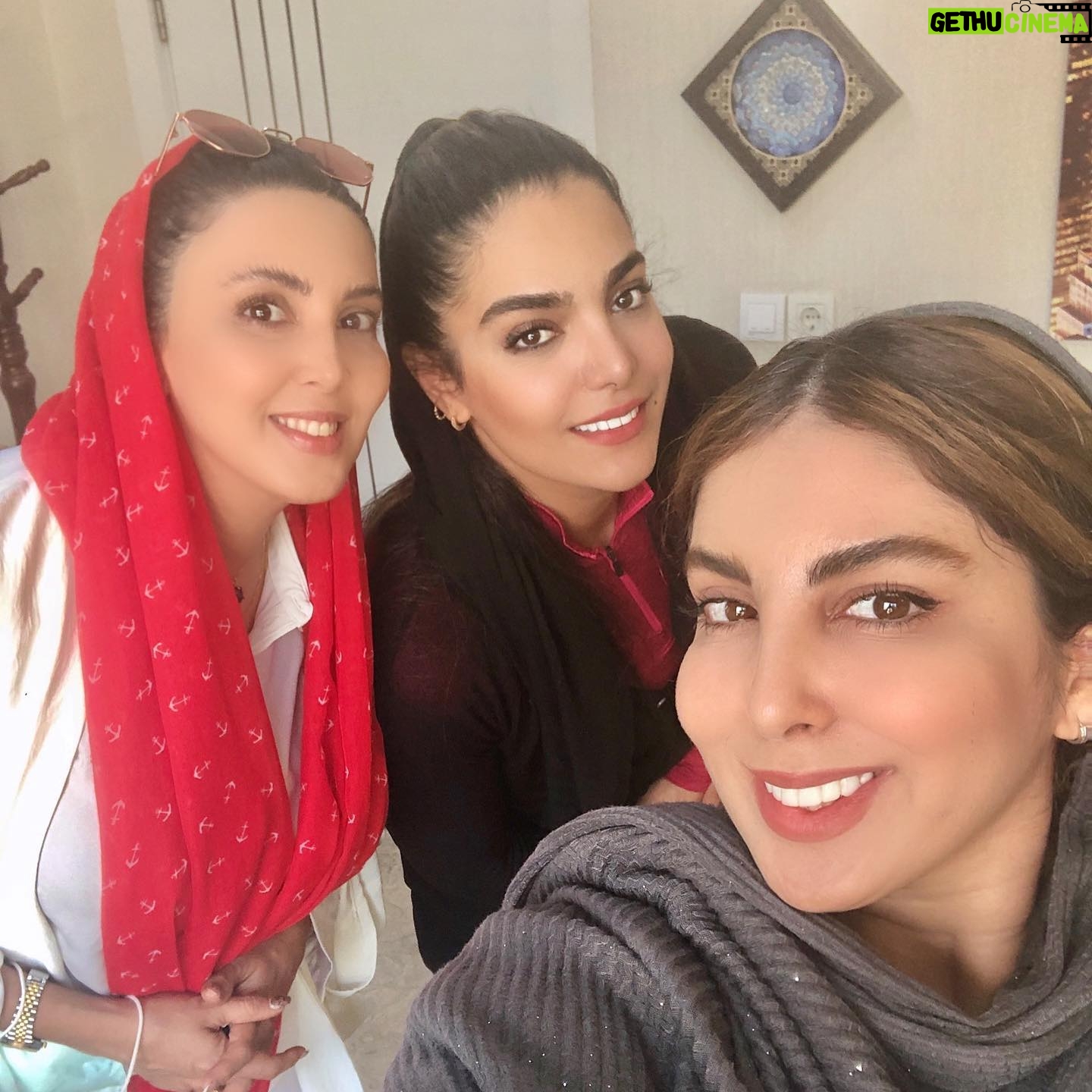 Leila Bolukat - 37.9K Likes - مربیگری شغل یا کار نیست
و یک نوع عشق و احساس است
مربی ورزش بودن یعنی تعهد بی قید و شرط
یعنی استخوان لای زخم
همیشه در تب و تاب و تشویش
تو با پوست و گوشت و استخوان مربی شدی
خلق کردی
محکم شدی که بهت تکیه کنند
کسی با یک ست ورزشی مربی نخواهد شد
باید تمرین کنی
عرق بریزی و از تمام وجودت برای ورزشکار مایه بگذاری.
به بهانه نزدیک شدن به روز مربی ورزش نهم آبان ماه🌹
امیدوارم خوشحالی همیشه هم آغوشت باشه مرمر عزیز 🧿
@coach_maryamofficial
#لیلا_بلوکات #ورزش_در_خانه #ورزشکاران_زن #مریم_کریمی#روز_مربی_گرامی